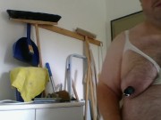 Im weißen Still-BH mit Nippel-Saugern