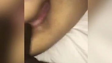Mulato23cmrj com uma casada do Méier, gozamos gostoso, primeiro no carro, depois na cama do casal com o corno filmando tudo ela tomando no cuzinho.