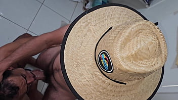 Conheci um pescador roludo e socou gostoso, casado que n&atilde_o come cu em casa, comeu o gay e gozou na cara dele.