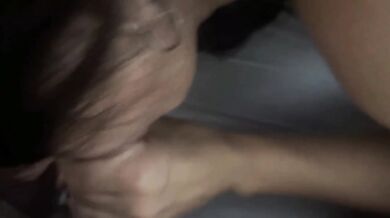 Touching my stepmother's ass makes me cum really hard in her mouth, a delicious blowjob from a hot milf