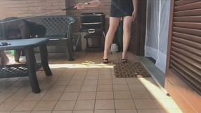 Infilo un gancio anale alla travestita e poi la porto a spasso nel giardino di casa