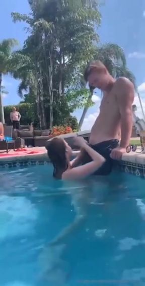 Friends catch a homemade blowjob at the swimming pool