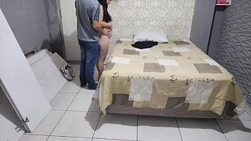 CASADA GRAVIDA COM VESTIDO APERTADO ENTRA NA ROLA E GERA GRANDE CREAMPIE GOZADA