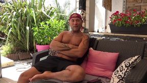 kevin baise son ptoe dans le jardin en dehors
