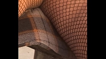 Sin bragas bajo la mesa en un bar