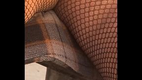 Sin bragas bajo la mesa en un bar