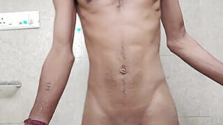 College-aasian pojat, joilla on massiiviset kullit, iskevät ja imevät höyryävän 69:n ennen kuin kuuma kylpyhuoneen perse paneminen