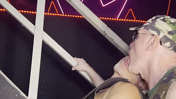 Sexo no meio da Balada entre machos Maduros