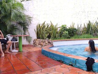 MADRASTRA INVITES HER TO THE POOL TO SCREW