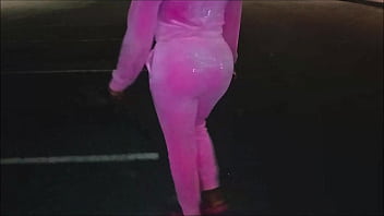 DarkChocolateBarbie and bf have an outside quickie while walking to get food