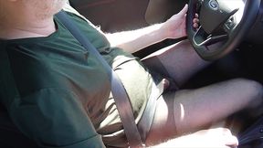 nylonjunge fahrt auto in schwarzer feinstrumpfhose