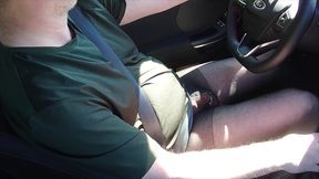 nylonjunge fahrt auto in schwarzer feinstrumpfhose