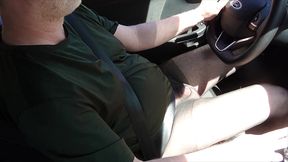 nylonjunge fahrt auto in schwarzer feinstrumpfhose