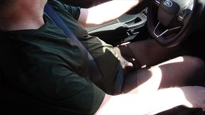 nylonjunge fahrt auto in schwarzer feinstrumpfhose