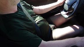 nylonjunge fahrt auto in schwarzer feinstrumpfhose