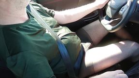 nylonjunge fahrt auto in schwarzer feinstrumpfhose