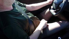 nylonjunge fahrt auto in schwarzer feinstrumpfhose