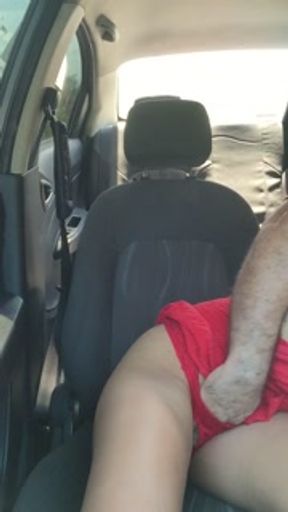 I masturbate my friend's pussy until I reach orgasm in my car