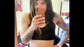 Menina trans Emma Ink e sua punheta matinal