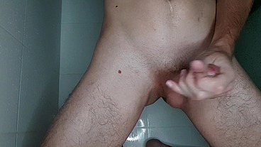 Eden Frost se la joue branle très humide sous la douche