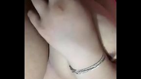 Mi prima me manda un video tocando sus pechos