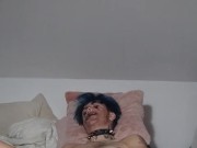 Homme trans maquillé en clown se masturbe