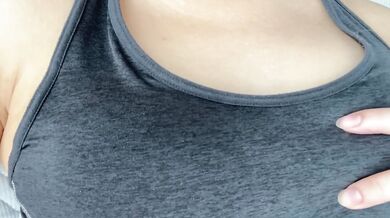 スポブラの上からおっぱい刺激してたら興奮してきてイっちゃった