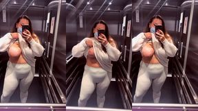 oups alors un sein qui dort dans l’ascenseur