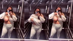 oups alors un sein qui dort dans l’ascenseur