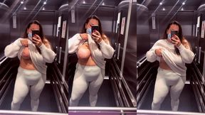 oups alors un sein qui dort dans l’ascenseur