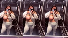 oups alors un sein qui dort dans l’ascenseur