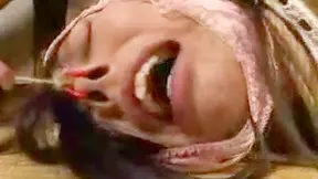 Asiática Plegadita y Recta Chupando Grandes Cocos