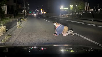 女装子まゆちゃんが深夜の路上で全裸になって大股開いている横を車が通り過ぎていく