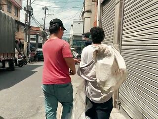 A beggar from Bucaramanga is picked up off the street by a gay chap, who takes him to a motel underneath the pretext of helping him, in reality this chab fucks him