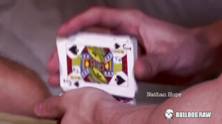 Jalat, ilman satulaa, armeija, punssattu – Jason Dominon ja Nathan Hopen hardcore-elokuva, ison kullin perseeseen paneminen