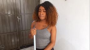 Empregada somente queria um aumento, mais teve que passar por isso primeiro para conseguir