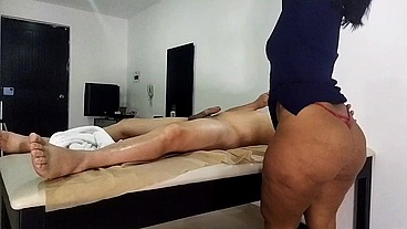 Me da Un Masaje Una Puta Madura Morena de gran Culo