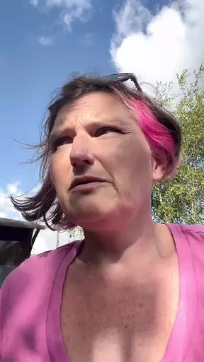 Buiten plassen gevolgd door de blootgestelde harige tieten van een amateur MILF.