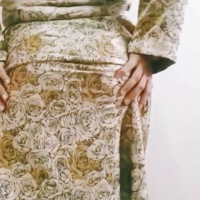 The beauty of a woman when wearing a baju kurung is like a Malay girl.