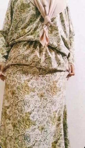 The beauty of a woman when wearing a baju kurung is like a Malay girl.