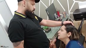 la empleada cachonda chupa la polla de su jefe para no ser despedida de su trabajo parte 1