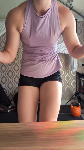 Hottie fitness babe shows off her muscles and plays with pokies