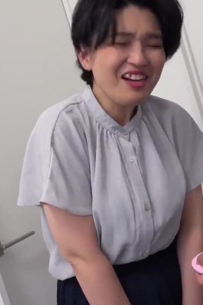 Yanagisawa Akiko - Curvy Office Lady Begs for a Creampie -2