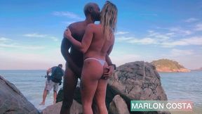 levei a safadinha do forro pra praia de nudismo no rio de janeiro e meti pau nessa gostosa