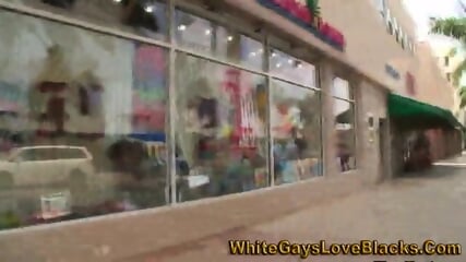 Muscly Whitey Sucked By Black