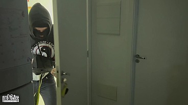 Bandido invade minha casa e come meu cuzinho e o do meu marido