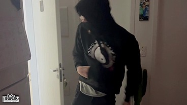 Bandido invade minha casa e come meu cuzinho e o do meu marido