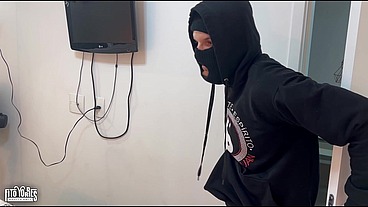 Bandido invade minha casa e come meu cuzinho e o do meu marido