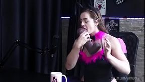 Ruiva gostosa faz boquete no brinquedinho - Evelyn Zain