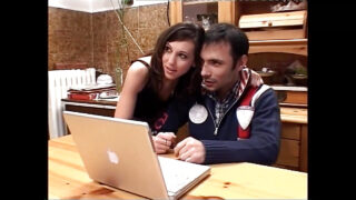 Muie, spermă în gură, mâncă păsărică &#8211; fată cu țâțe mici și fund mare în tocuri înalte care primește pula din fund în gură